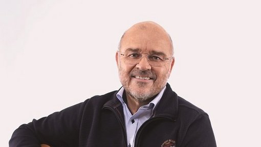 Auf dem Bild ist Herr Schwarzwald mit Gitarre