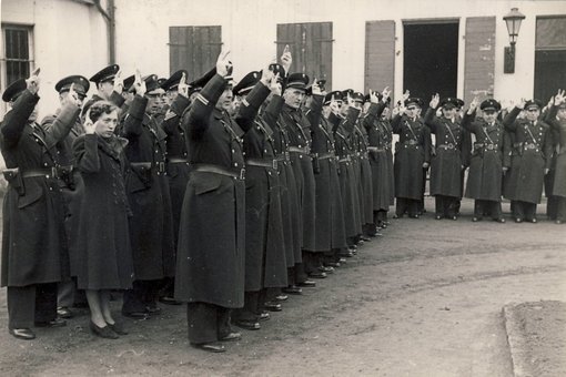 schwarz/weiß Bild einer Vereidigung um 1947/48. Hier wurde auch eine Kriminalassistentin für das Sittenkommissariat vereidigt