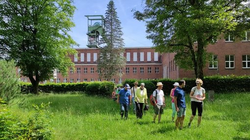 Foto zeigt Wanderer in Landsweiler-Reden