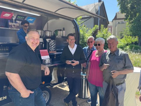 Gruppe vor Kaffeemobil
