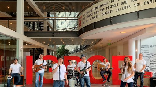 Foto zeigt die Mitglieder der Band "No Time"