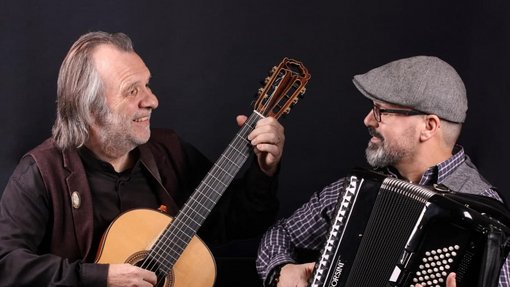 Auf dem Bild sind die zwei Musiker zu sehen