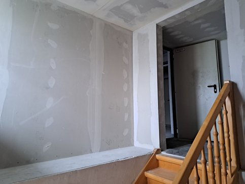 Treppe mit neuer Betonwand