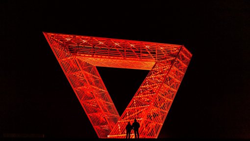 Bild zeigt das Saarpolygon rot beleuchtet im Dunkeln